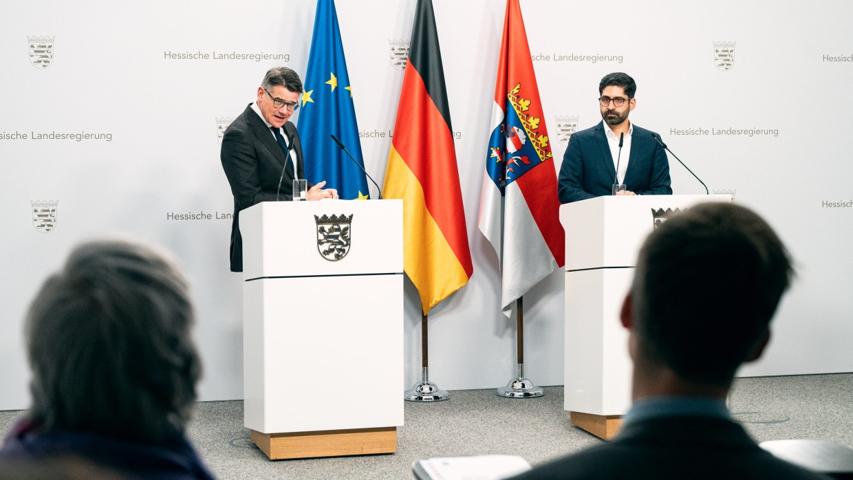 Ministerpräsident Boris Rhein (CDU) und Landeswirtschaftsminister Kaweh Mansoori (SPD) bei der Pressekonferenz zum einjährigen Bestehen der schwarz-roten Koalition in der Staatskanzlei in Wiesbaden