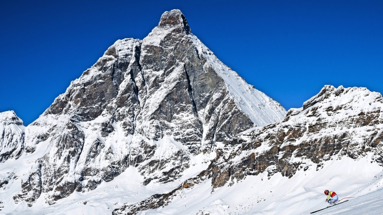 Dem Klimawandel zum Trotz:
  Auf der Strecke unterhalb des  Matterhorns soll auch in Zukunft Ski gefahren werden – mithilfe von  Baggern.