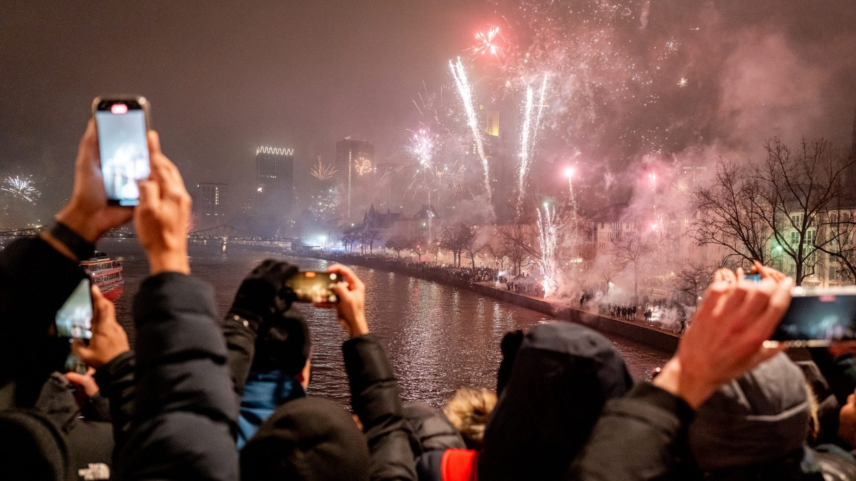 Feuerwerk über der Skyline: Von der Alten Brücke in Frankfurt aus haben Tausende Menschen in das neue Jahr gefeiert