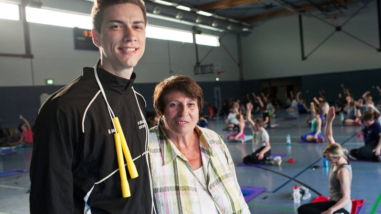 Sport verbindet: Sebastian Deeg und Inge Hammer in der Bornheimer Turnhalle