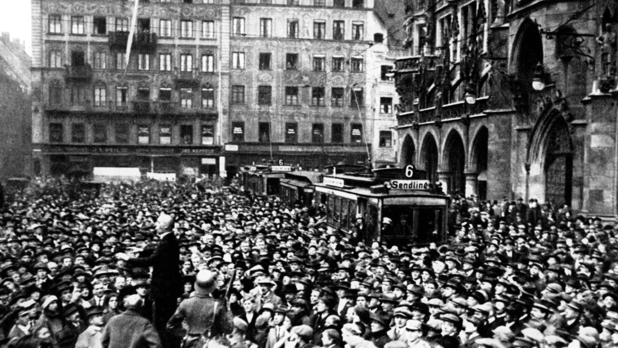 Menschenmenge am Marienplatz in München während des Putschversuchs der NSDAP am 8./9. November 1923.