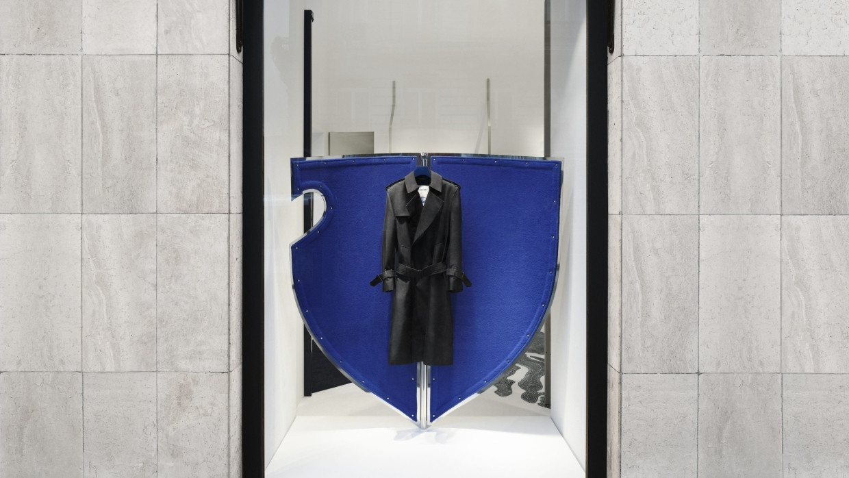 Burberry Blue, das „Knight Blue“, zu sehen hier im Store an der Avenue Montaigne in Paris