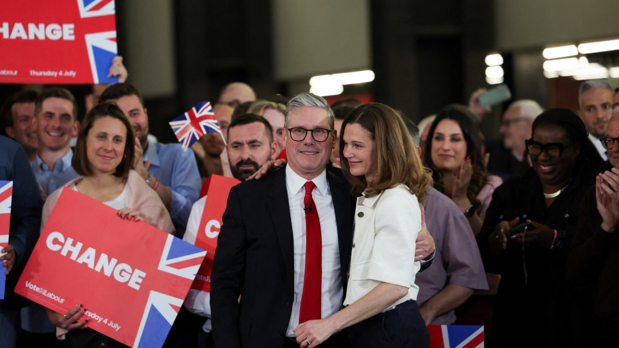 Wahlsieger Starmer mit seiner Frau Victoria in der Nacht zu Freitag in London