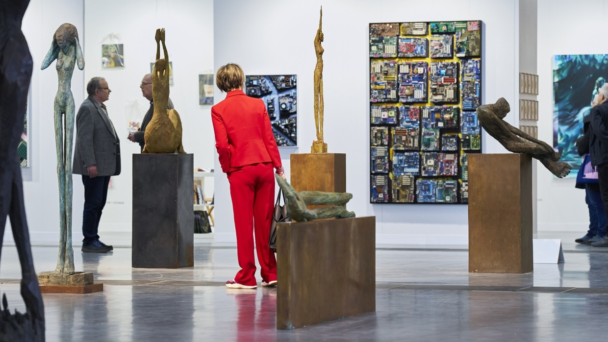 Skulpturen setzen weiterhin wichtige Akzente auf der Messe: Besucher auf der Art Karlsruhe