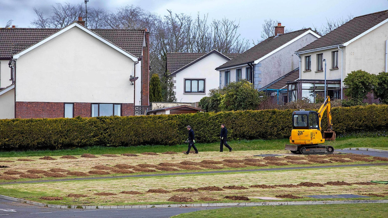 Eng an eng: Arbeiter bereiten Gräber auf einem Friedhof in Nordirland vor.