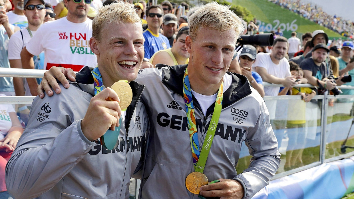 Goldene Pose: Max Rendschmidt und Marcus Groß präsentieren stolz ihre neueste Errungenschaft