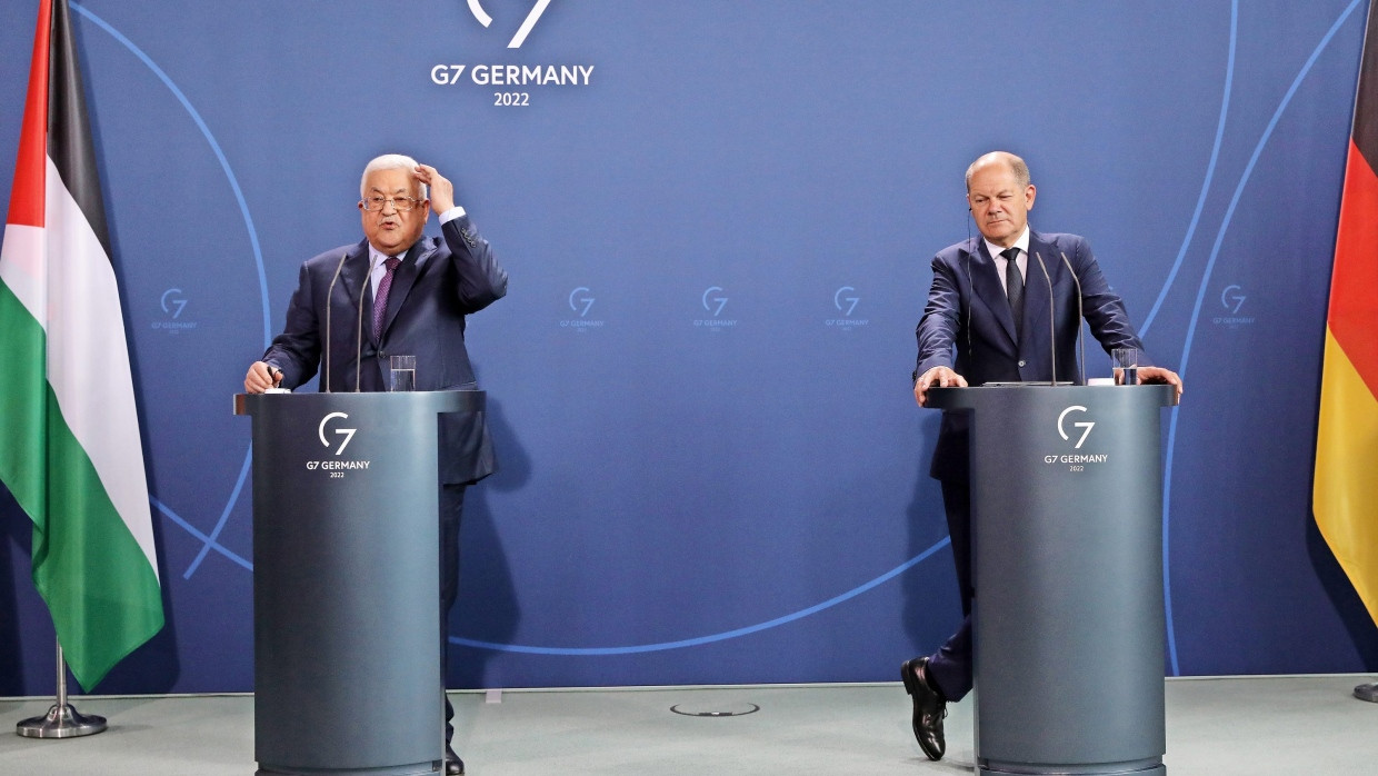 Nahost-Gespräch in Berlin: Mahmud Abbas spricht von Apartheid, Olaf Scholz wiederholt die Formel der „Zwei-Staaten-Lösung“.