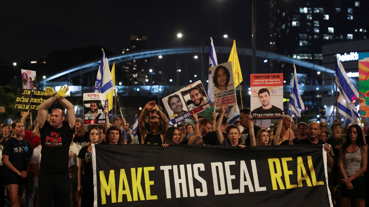 Menschen demonstrieren in Tel Aviv für die Freilassung der Geiseln im Gazastreifen.