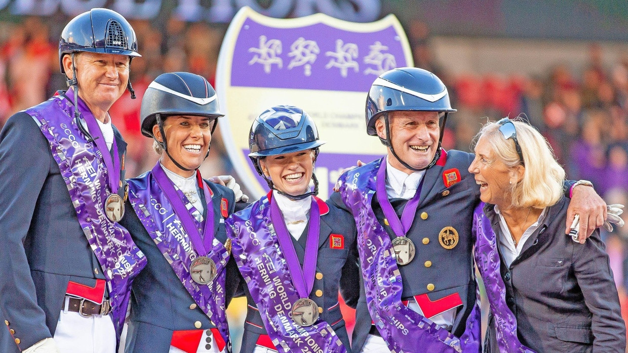 Keine Angst vor dem Virus? Der infizierte Gareth Hughes, Charlotte Dujardin, Charlotte Fry, Richard Davison und die britische Equipechefin Caroline Griffith.