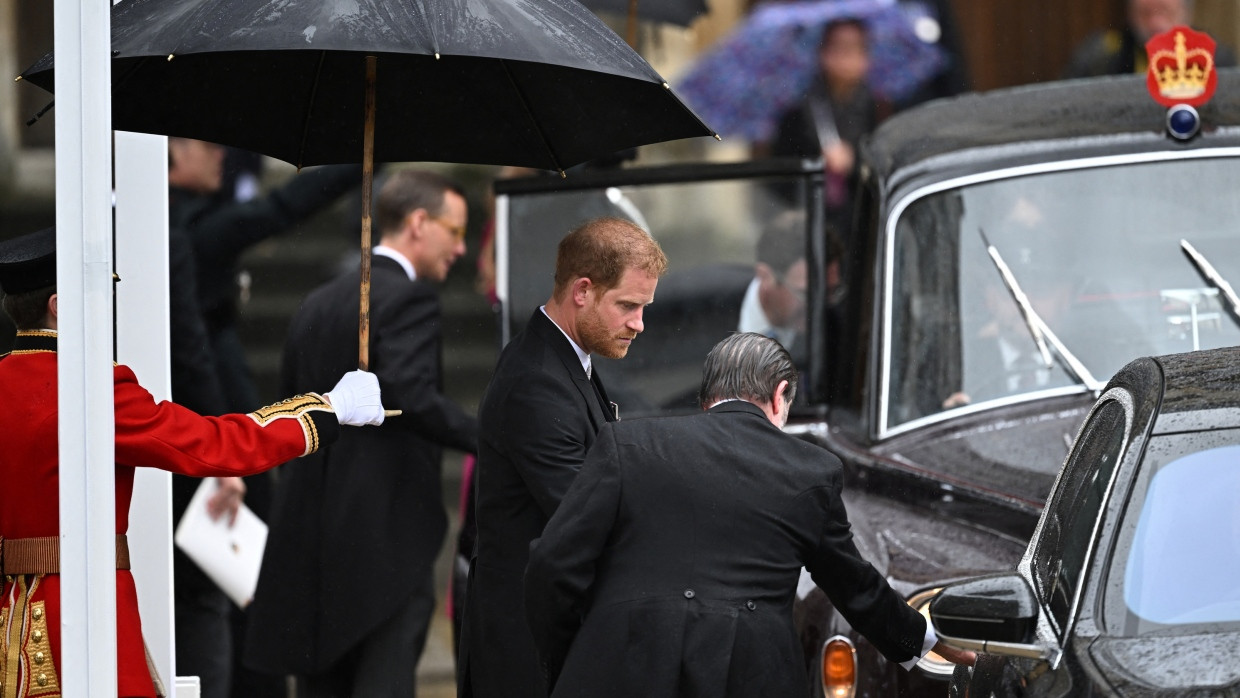 Blieb nur wenige Stunden in London: Prinz Harry steigt nach der Krönung seines Vaters König Charles ins Auto.