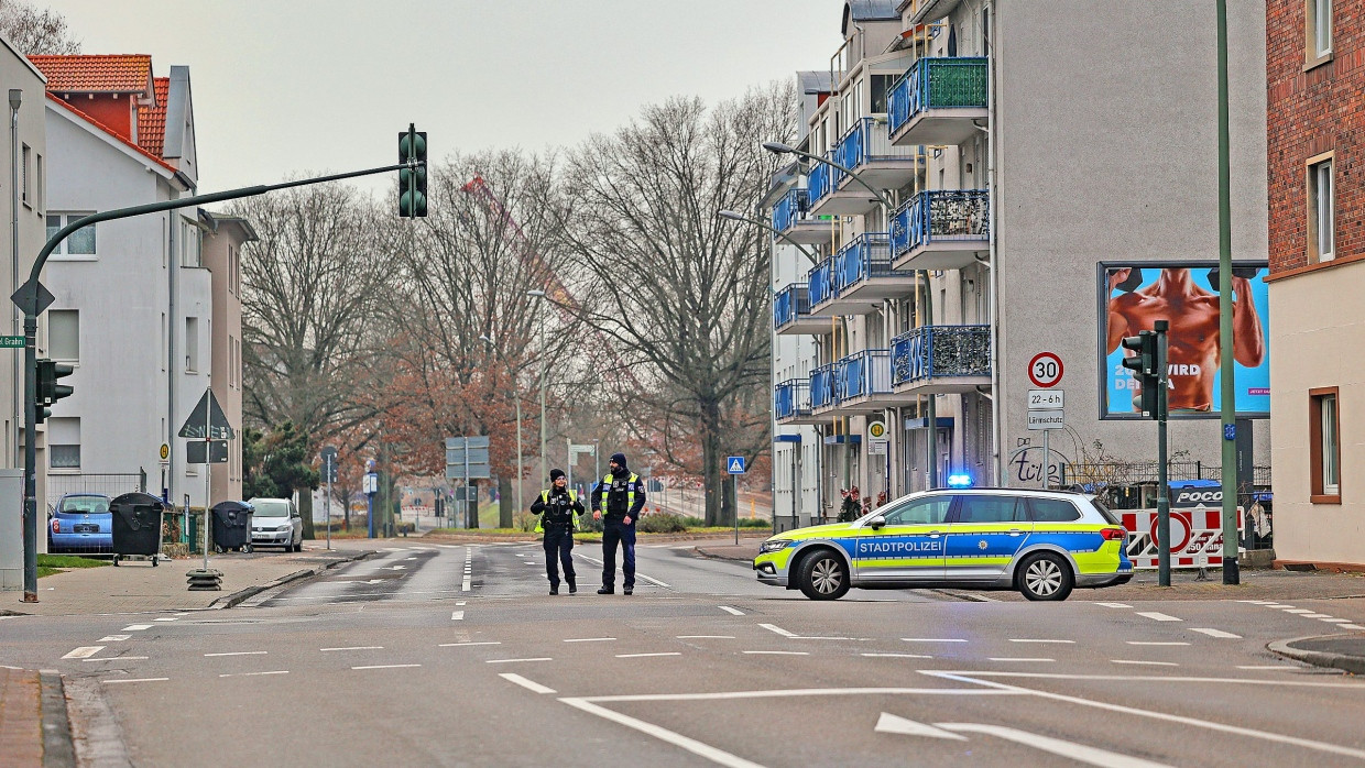 Kein Durchkommen: Polizisten sperren eine Zufahrt zum Hanauer Hauptbahnhof. Mehr als 3000 Menschen mussten für rund vier Stunden ihre Wohnungen verlassen.