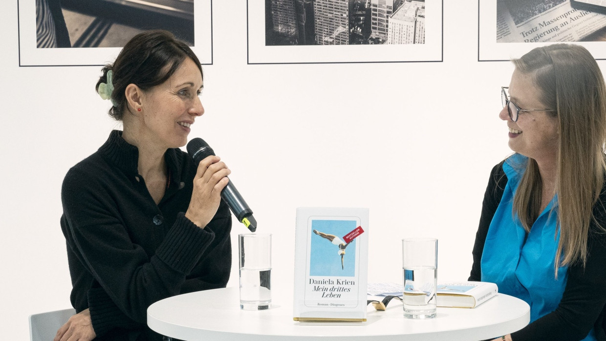 Daniela Krien (l.) im Gespräch mit Sandra Kegel am Stand der F.A.Z. auf der Frankfurter Buchmesse 2024