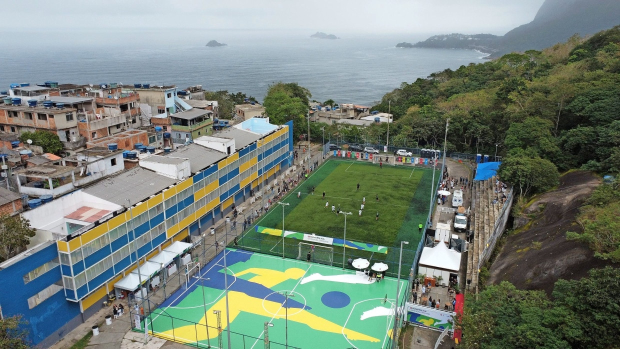 Kicken auf dem DFL-Logo: ein von der DFL renovierter Bolzplatz in Rio de Janeiro