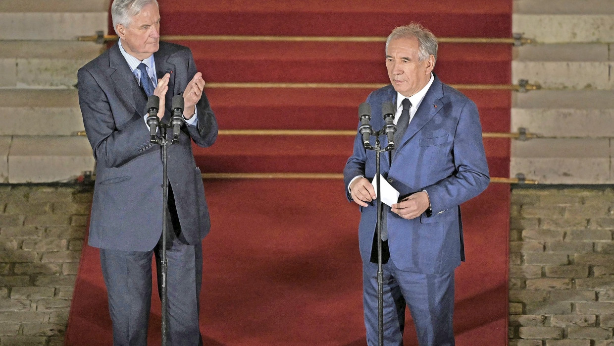 Kurze Antrittsrede: François Bayrou (r.) übernimmt von Barnier.