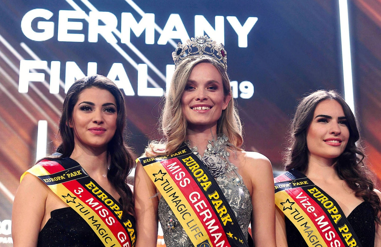 Die Siegerin zusammen mit Miss Sachsen, Anastasia Aksak (links), die auf den dritten Platz kam, und Miss Hamburg, Pricilla Klein (rechts), die auf zweiten Platz kam.