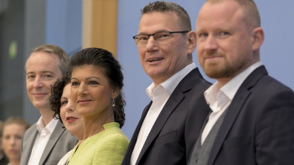 Sahra Wagenknecht bei der Gründung des Vereins BSW, neben ihr Ralph Suikat