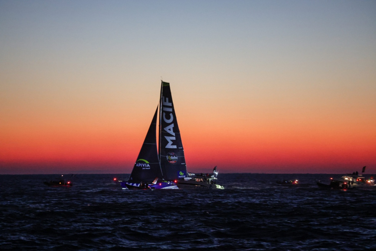 Im Sonnenaufgang dem Sieg entgegen: Charlie Dalin gewinnt die Vendée Globe.