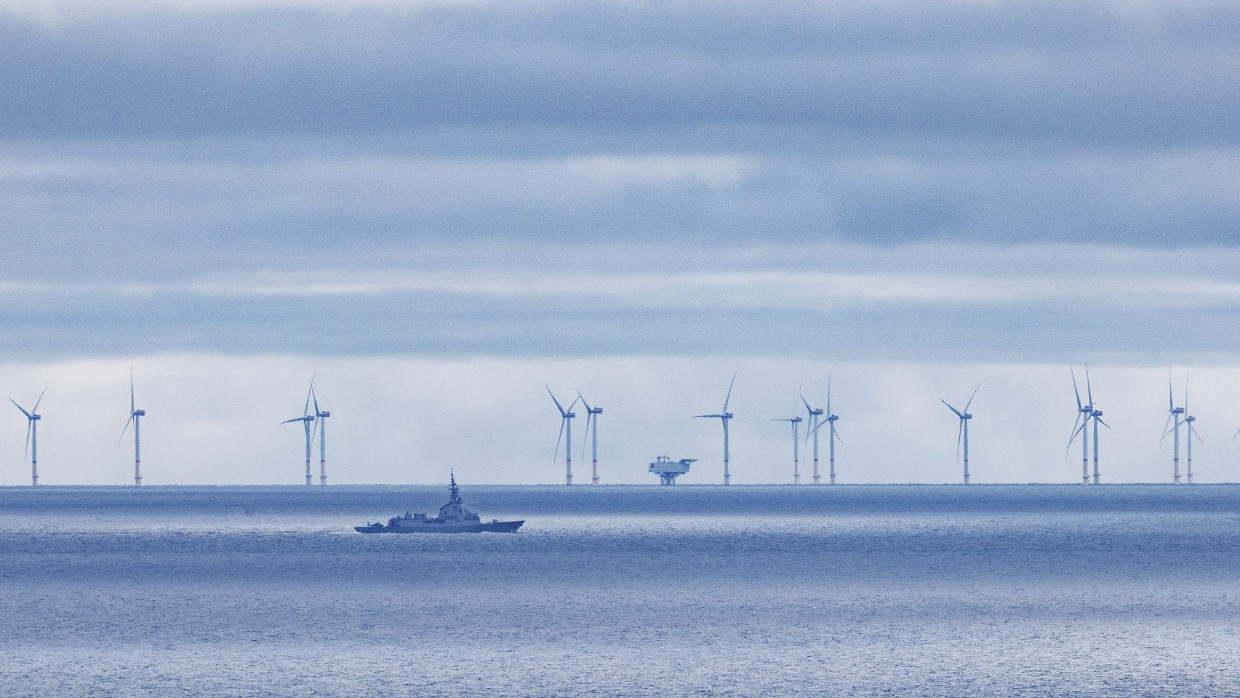 Ein Marineschiff patrouilliert vor dem Windpark Wikinger auf der Ostsee vor Rügen