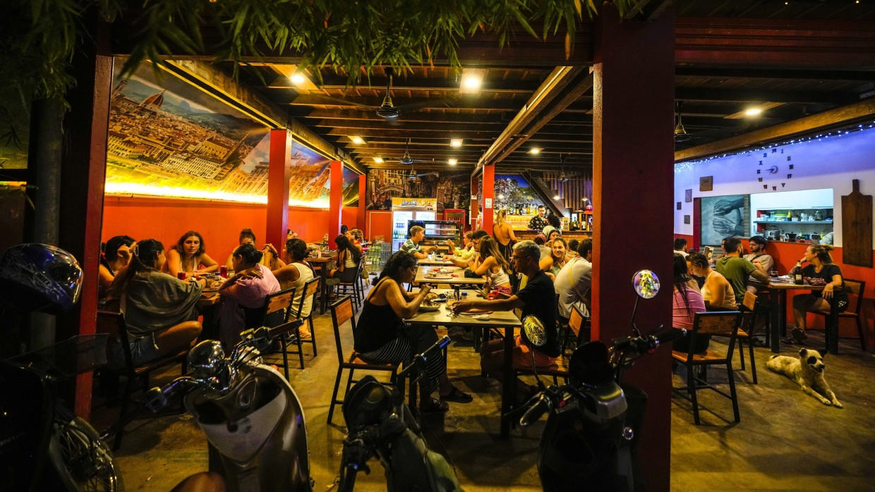 Touristen in einer Bar in Vang Vieng in Laos