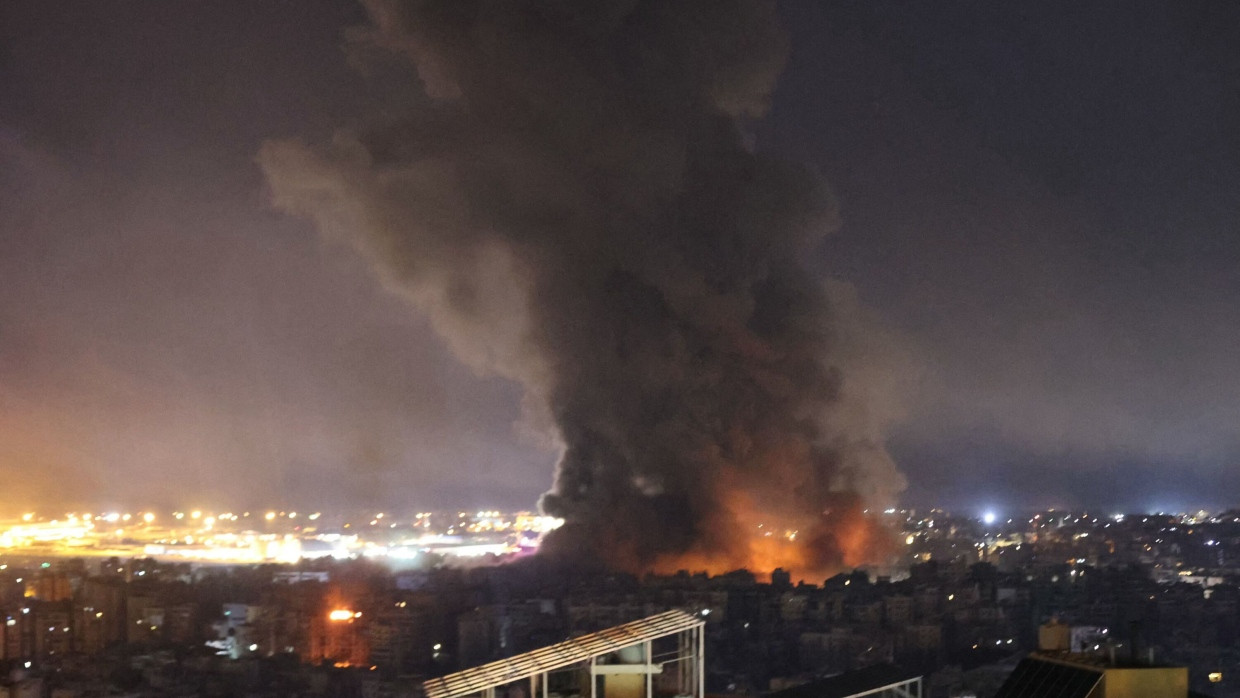 Nach einem nächtlichen Luftangriff Israels steigt Rauch über den südlichen Vororten Beiruts auf.