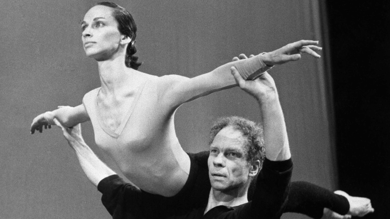 Kraft und Intelligenz des Tanzes: Carolyn Brown im Juli 1964 mit Merce Cunningham