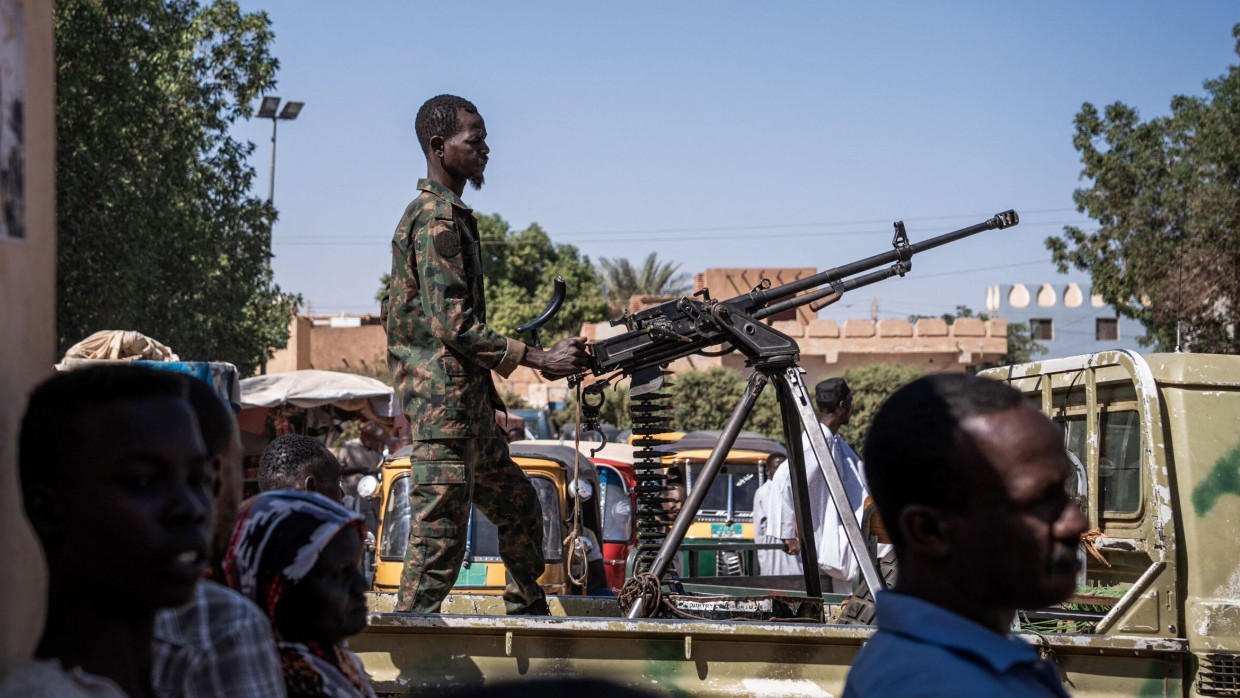 Ein sudanesischer Soldat steht Anfang November an einem Maschinengewehr vor einem Krankenhaus in der Stadt Omdurman.