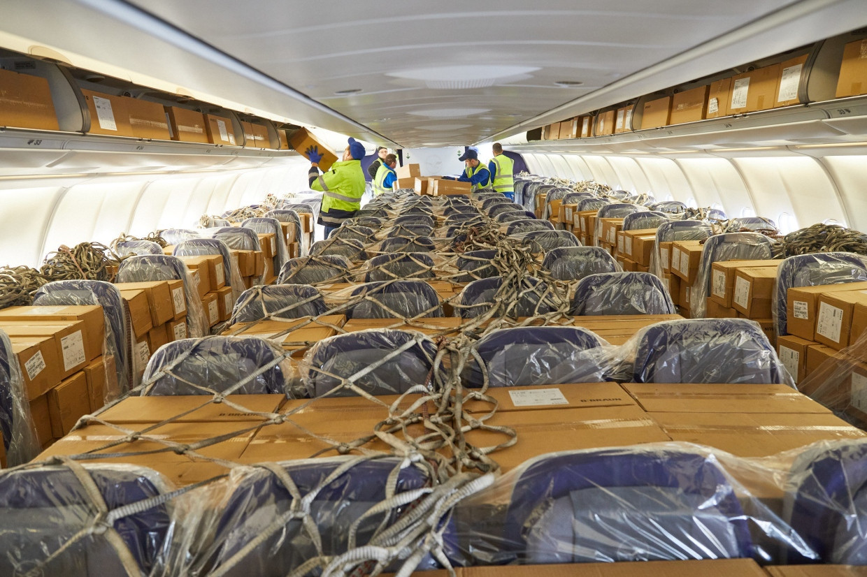 Voll bis oben hin: Fracht- und Passagierflugzeuge flogen mit Atemschutzmasken bepackt nach Deutschland, ein Impfstoff musste erst entwickelt werden.