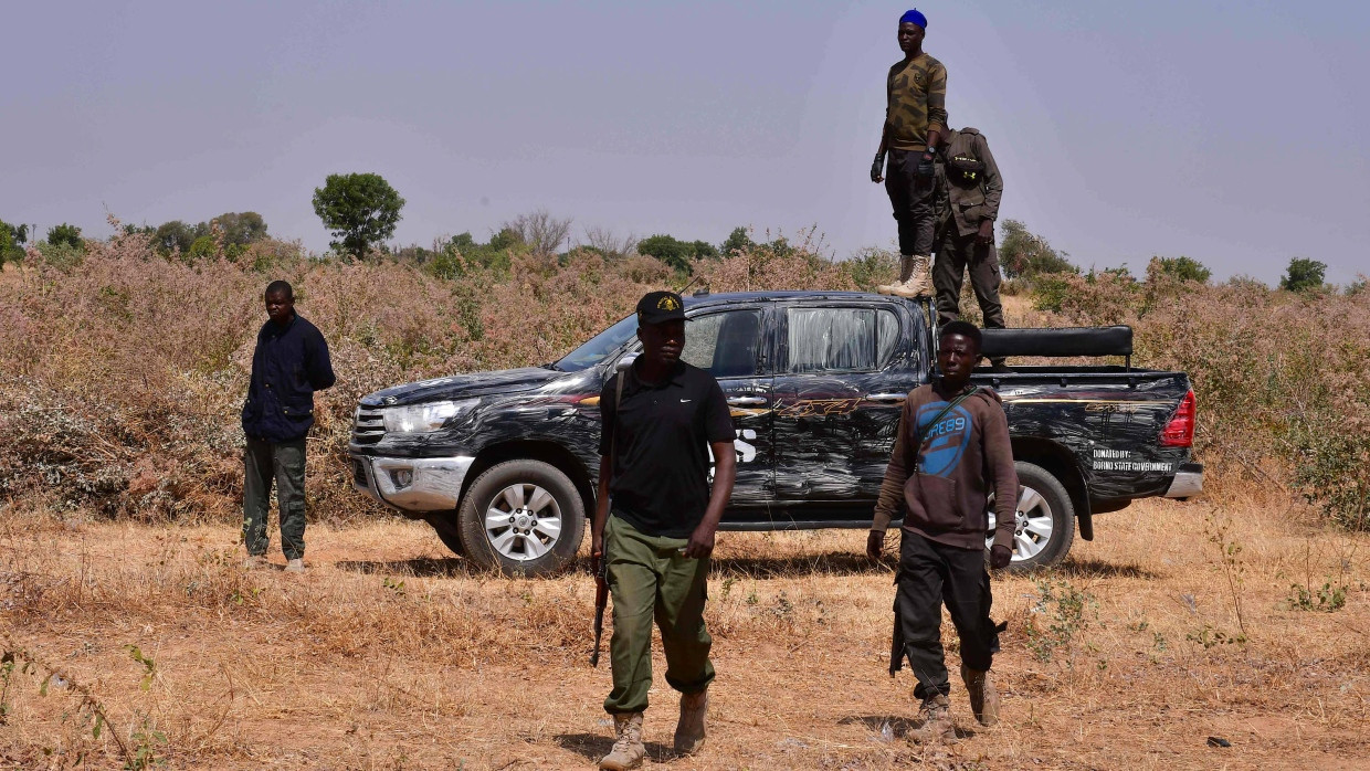 Nigerianische Sicherheitskräfte am Ort eines Sabotage-Angriffs der Boko Haram auf Infrastruktur am 12. Februar nahe Maidiguri