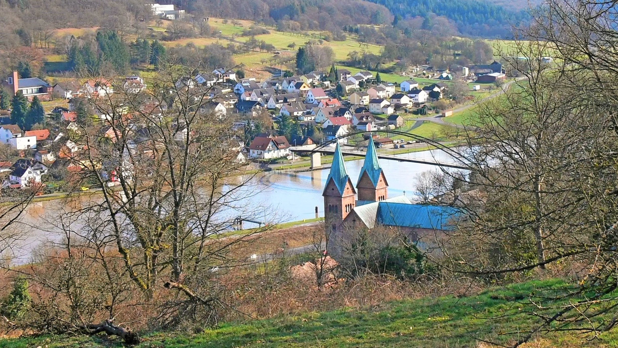 Wiederaufgebaut: Die frühere doppeltürmige Basilika war das Vorbild für die heutige Klosterkirche oberhalb des Mains.