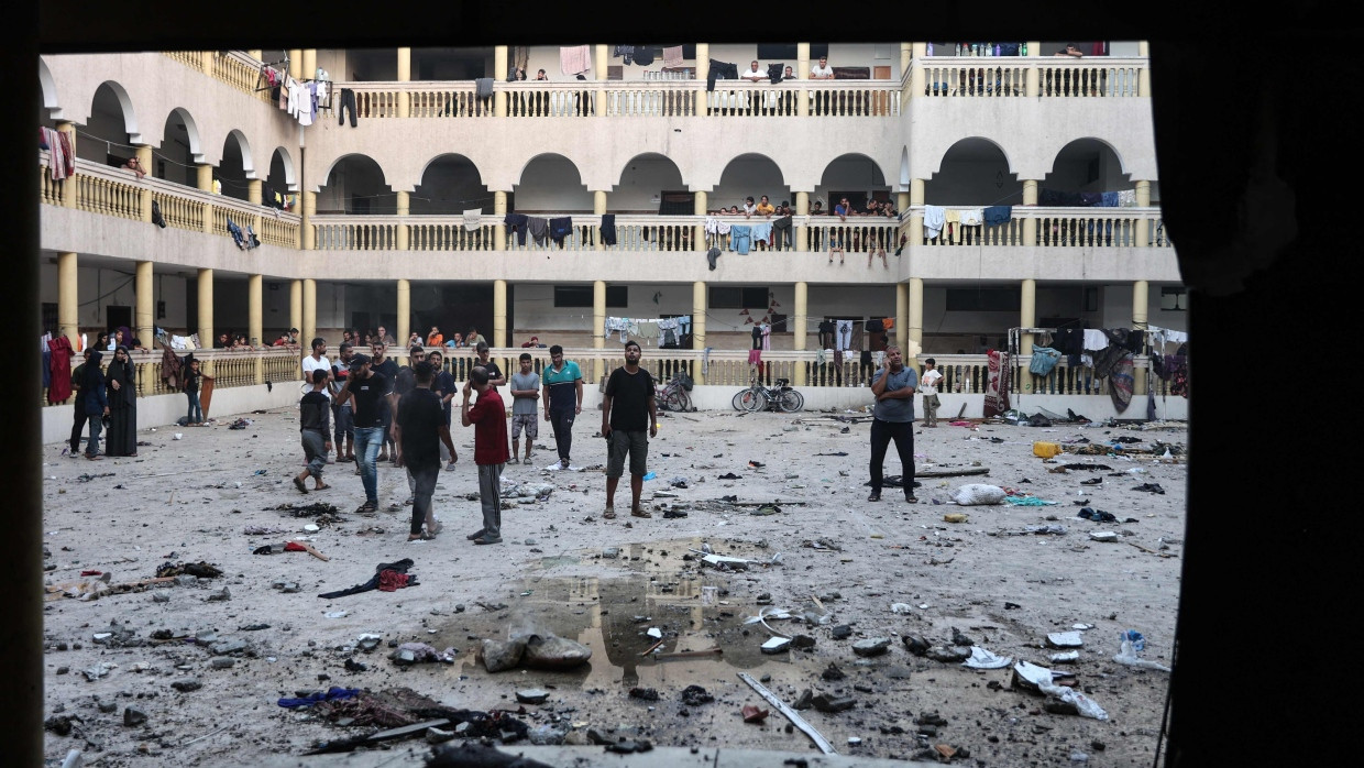 Palästinenser versammelten sich am Morgen im Hof der von einem Luftangriff getroffenen Schule in Gaza-Stadt.