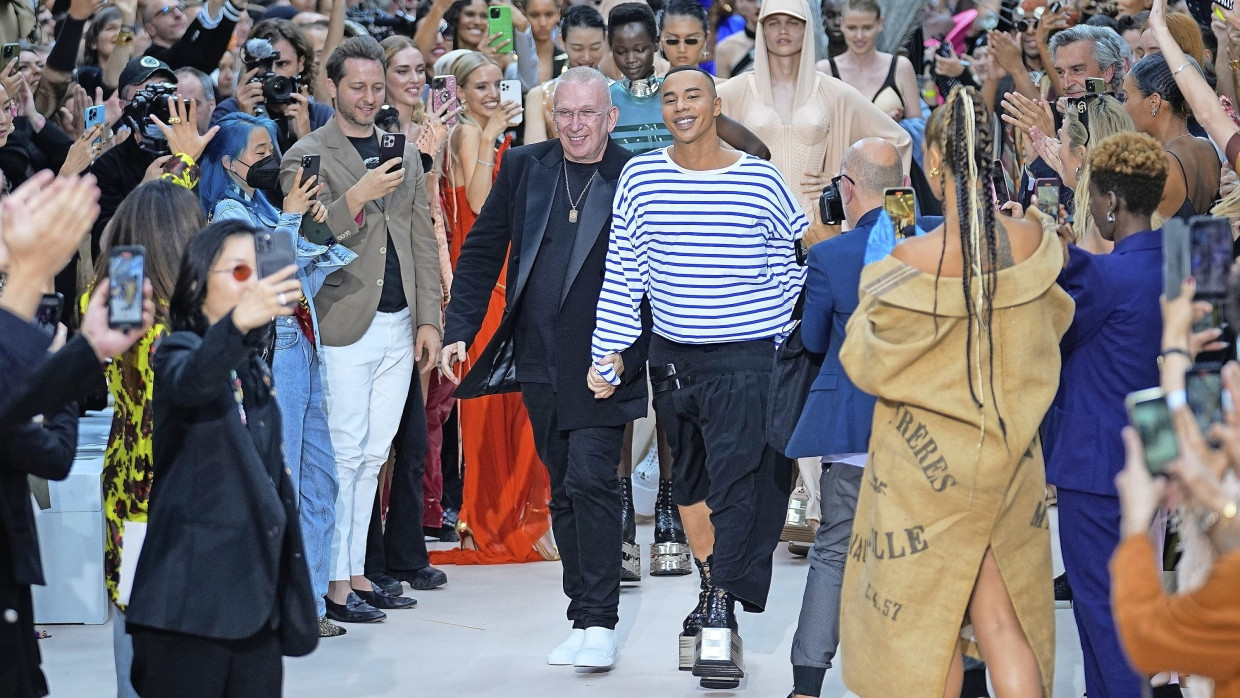 Alles erledigt: Olivier Rousteing (rechts) hat für Jean Paul Gaultier eine Kollektion entworfen – und persifliert ihn schon mit seinem Ringelpulli.