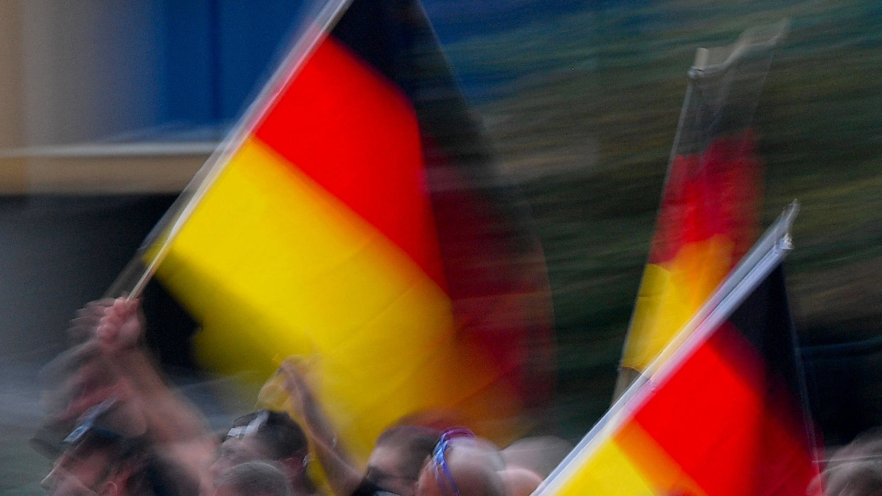 Mit Deutschland-Fahnen ziehen Demonstrationsteilnehmer des rechtspopulistischen Bündnisses Pro Chemnitz durch die Innenstadt.