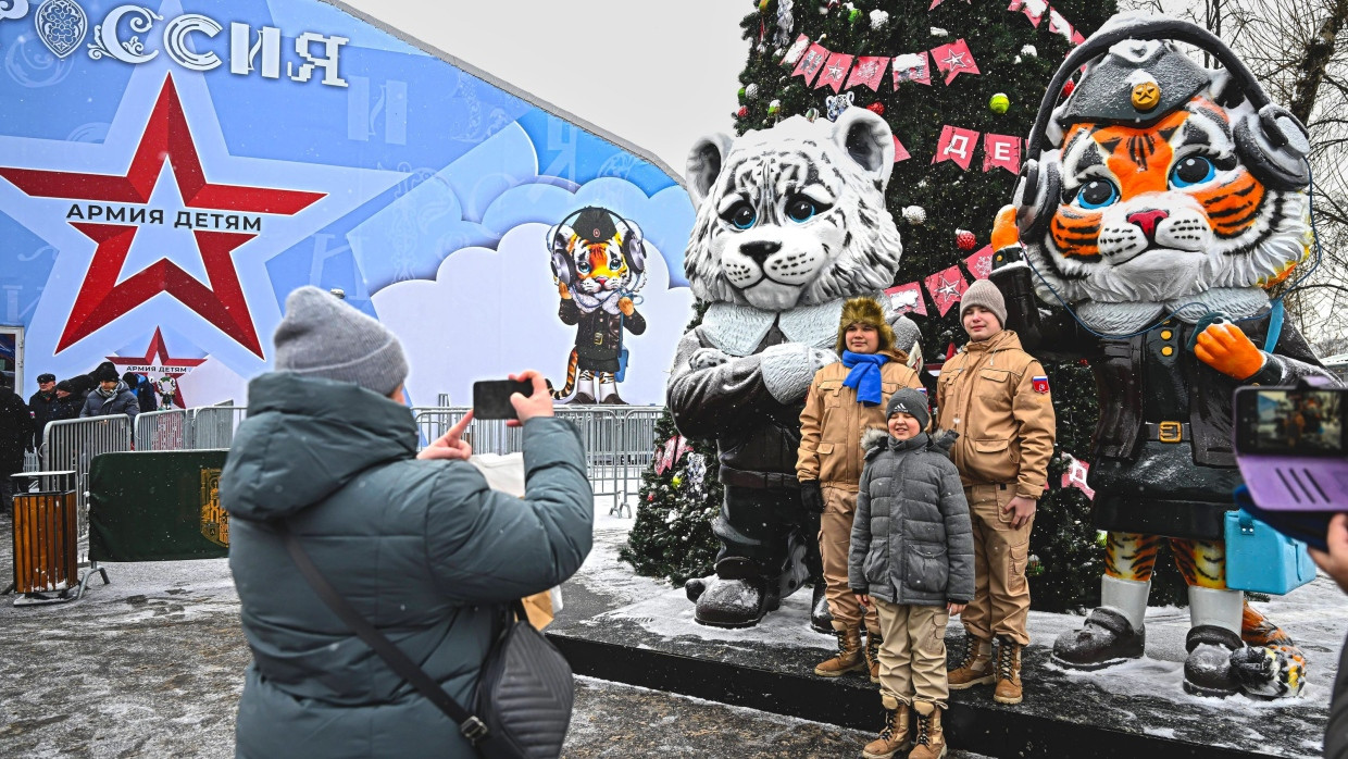 Subtile Kampagne: Spielzeugfiguren auf der Ausstellung WDNCh in Moskau werben für die russische Armee – und für Machthaber Putin.