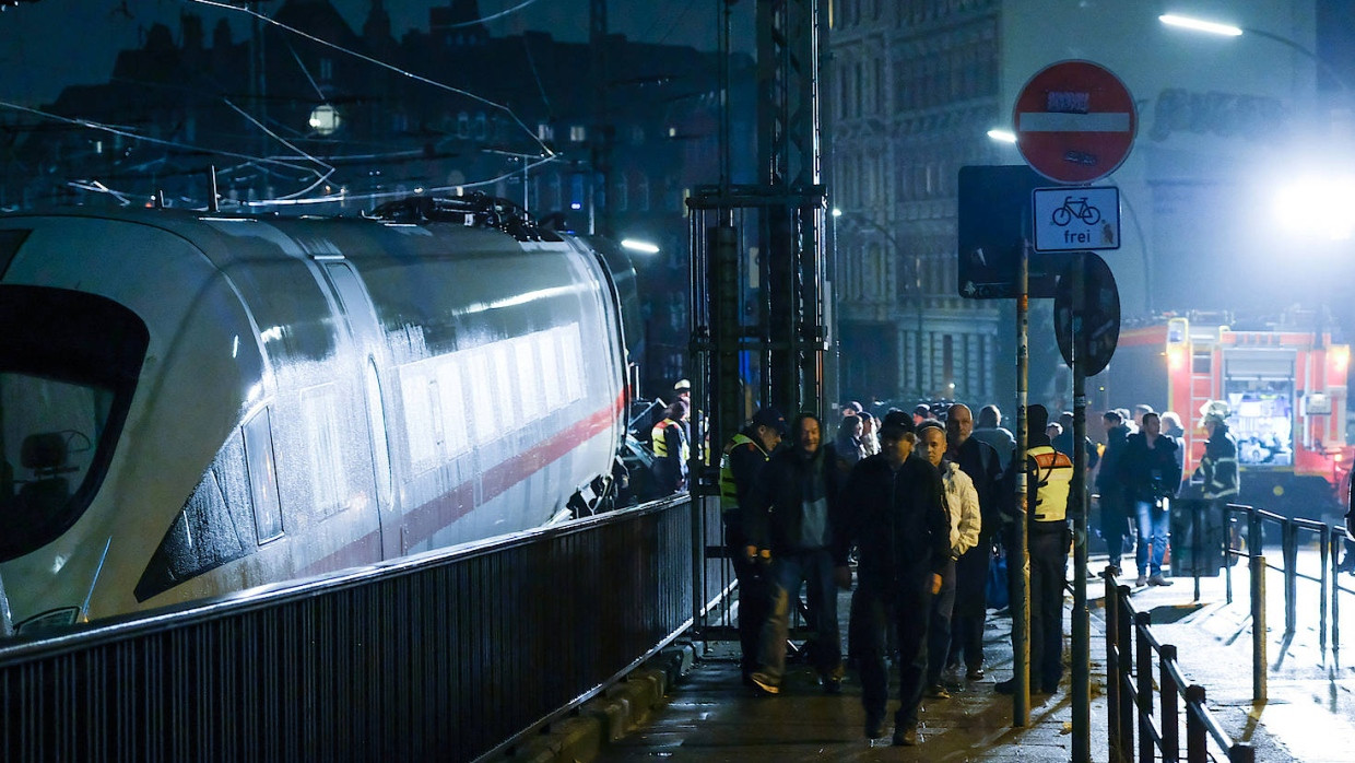 Bahnreisende laufen am Sonntag Abend in Hamburg zu Fuß in die Hamburger Innenstadt. Auf einen ICE war eine Oberleitung gefallen.