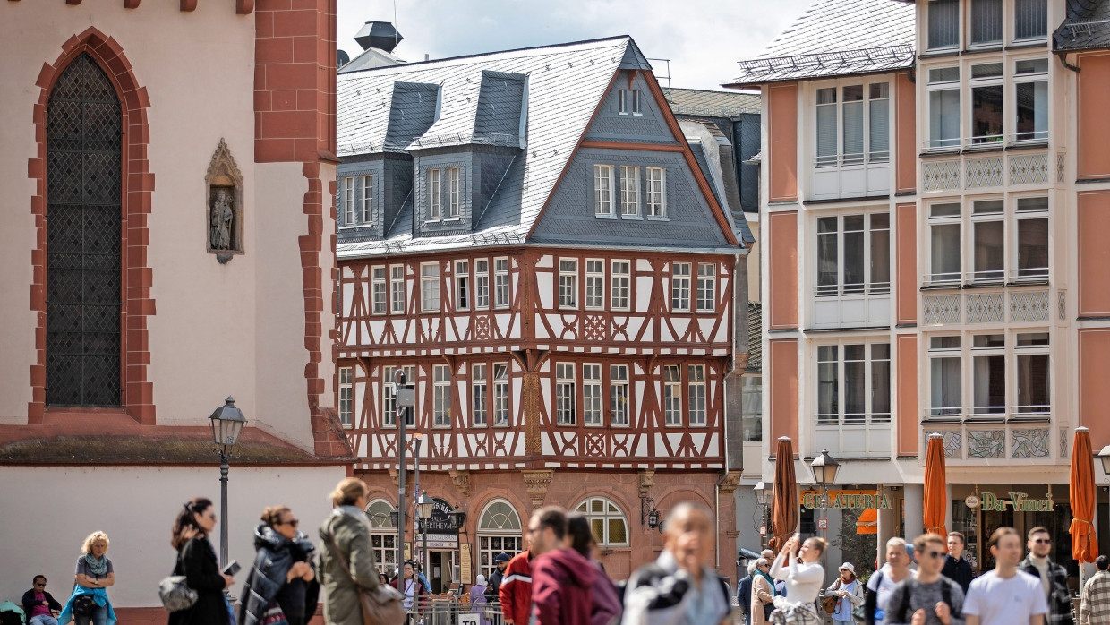 Ein Stück altes Frankfurt: Neue Eigentümer müssen das Haus Wertheim am Römerberg umfassend sanieren.