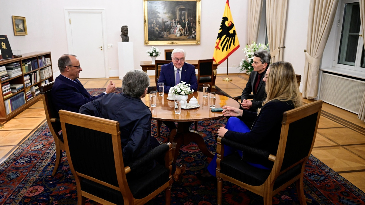 Bundespräsident Frank-Walter Steinmeier empfängt die Fraktionsführer Friedrich Merz (CDU), Rolf Mützenich (SPD) , Bettina Hasselmann (Grüne) und Katharina Dröge (Grüne) in Schloss Bellevue.