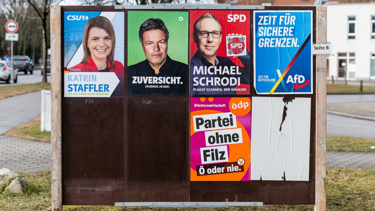 Plakatwand mit mehreren Plakaten (Symbolbild)