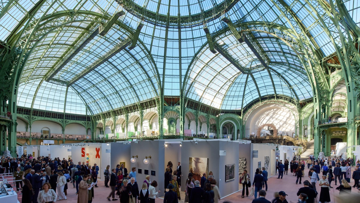 Belle Époque trifft Gegenwart: Besucher der Art Basel Paris 2024 im Grand Palais