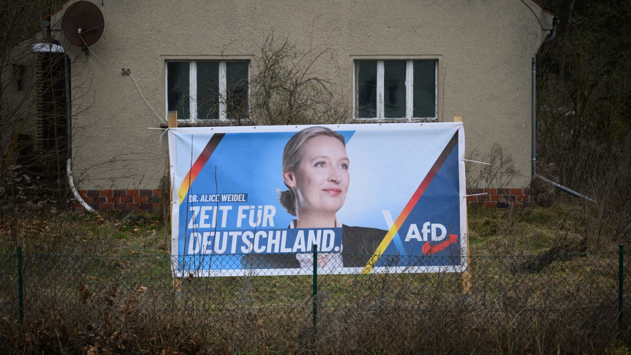 Ein AfD-Wahlkplakat in einem Vorgarten in Briesen.