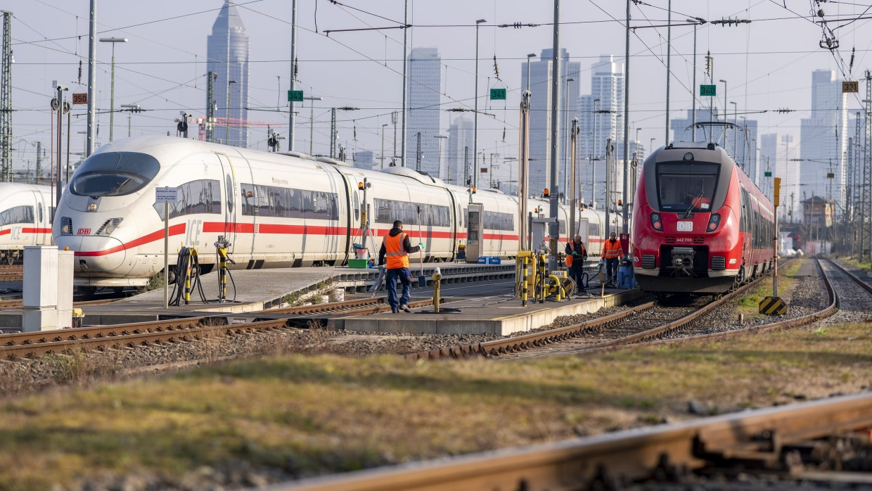 Züge auf den Gleisen am Frankfurter Hauptbahnhof