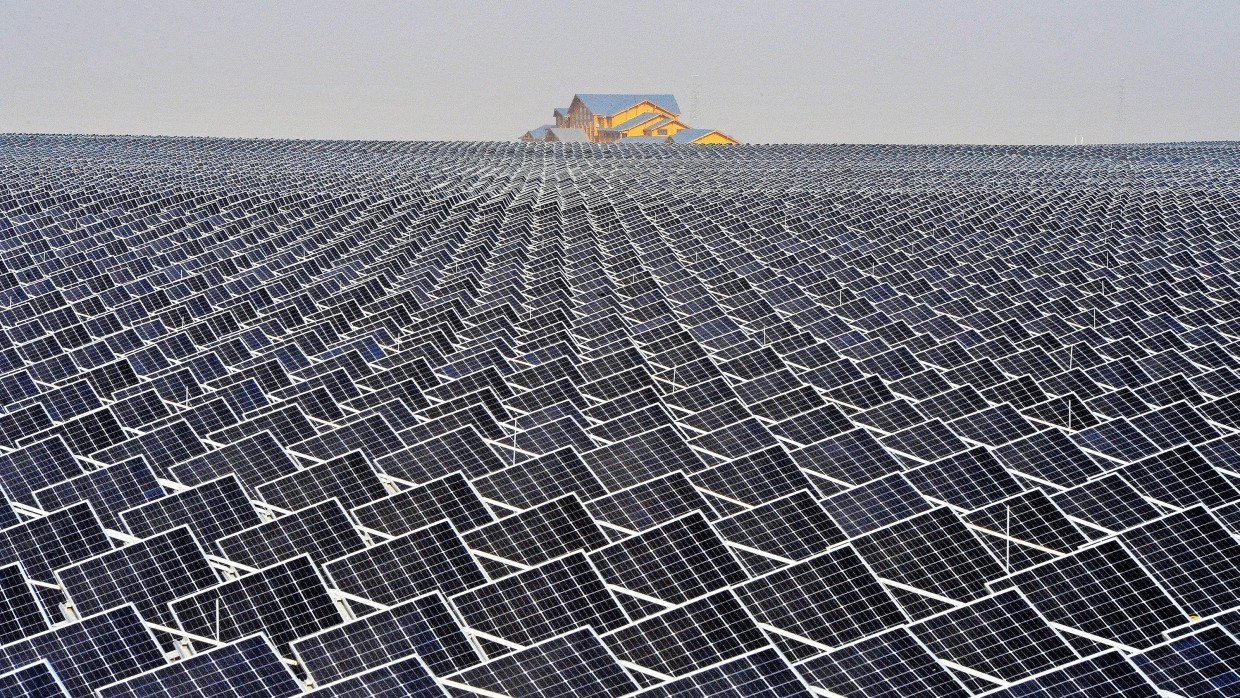 Hinter dem Horizont geht’s weiter: Solarpaneele in Yinchuan
