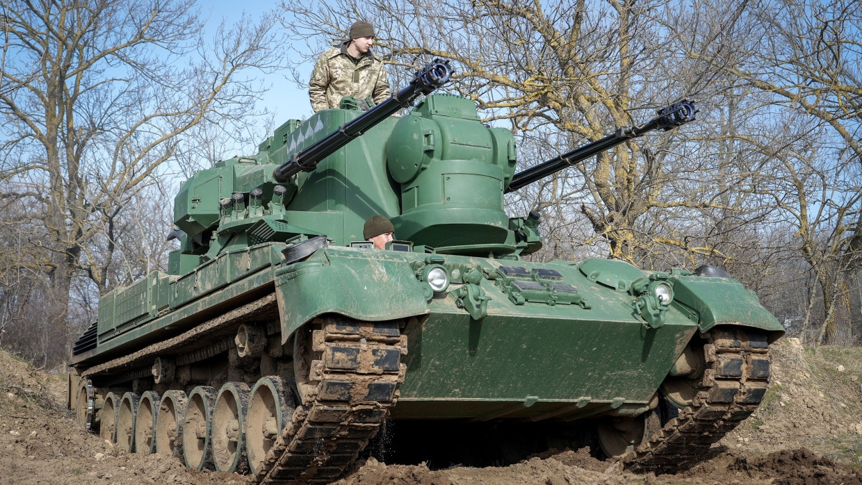 Ein Gepard Flugabwehrkanonenpanzer fährt mit seiner Besatzung über ein Feld östlich von Odessa.