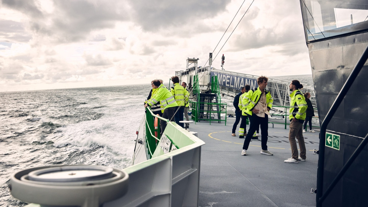 Ausflugsdampfer: Betreiber Vattenfall auf dem Weg mit Journalisten zum Offshore-Windpark Hollandse Kust Zuid