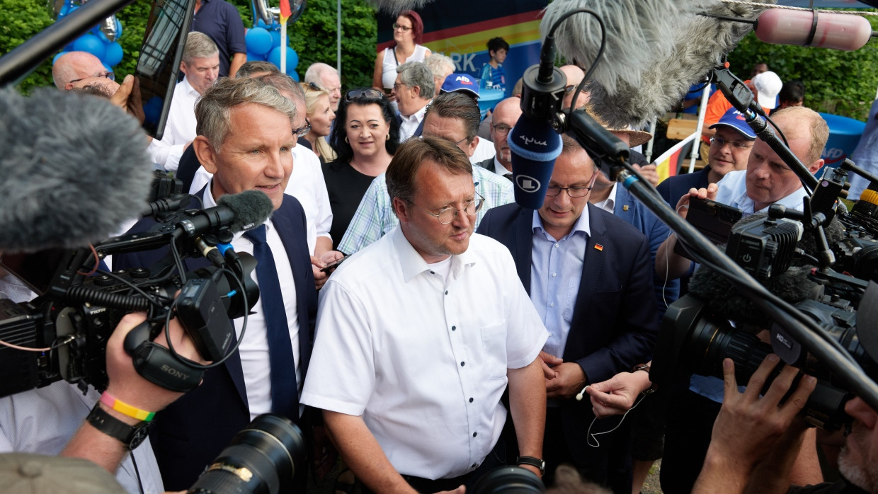 AfD in Feierstimmung: Wahlsieger Robert Sesselmann zwischen Landeschef Björn Höcke und Bundeschef Tino Chrupalla