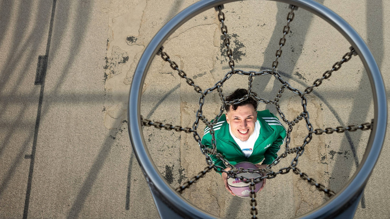 Träumt von einem Ort mit internationaler Anziehungskraft für die Streetball-Sportler: Thorsten de Souza auf der Basketball-Anlage im Hafenpark