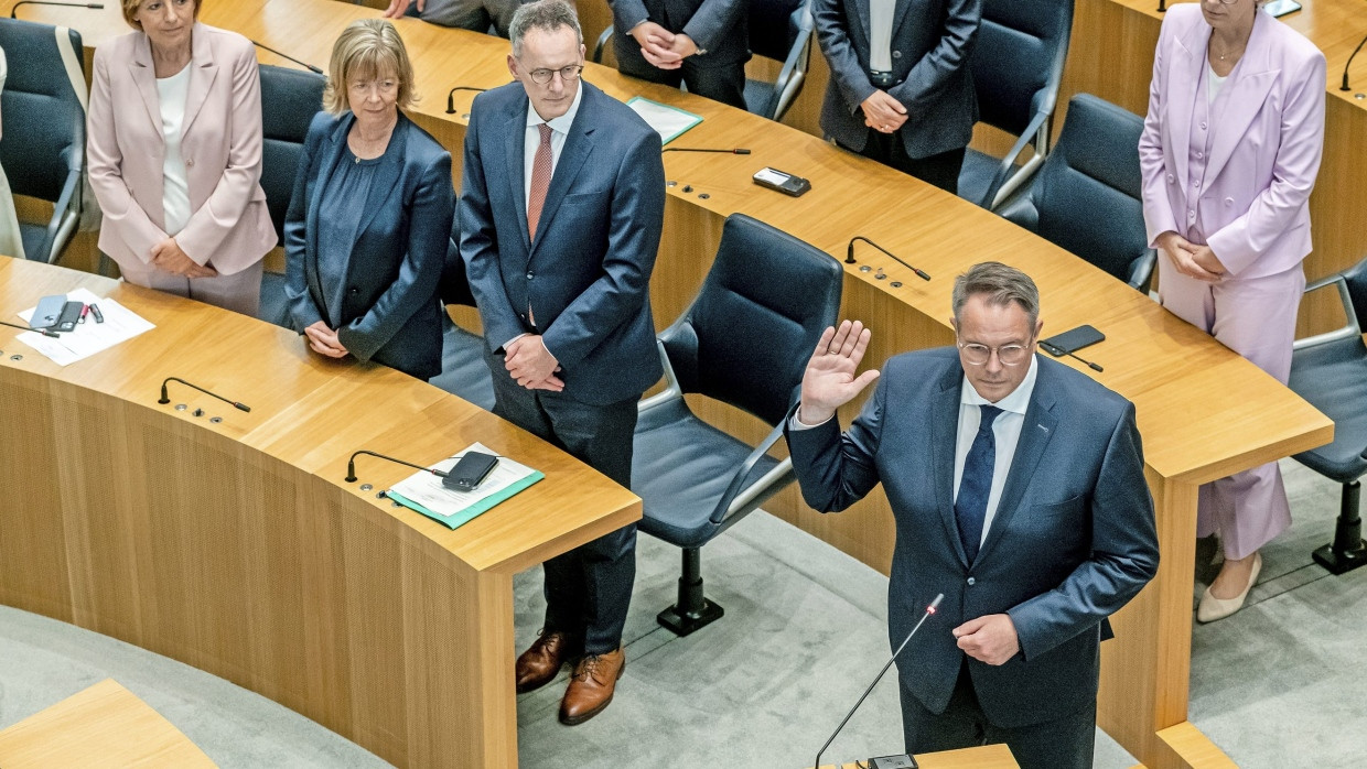 Es kommt zum Schwur: der neue Ministerpräsident Alexander Schweitzer während der Vereidigung im Mainzer Landtag