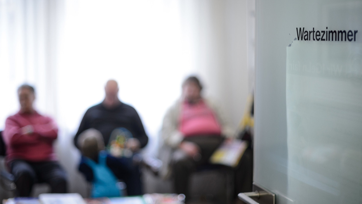 Patienten warten im Wartezimmer einer Arztpraxis in Stuttgart.