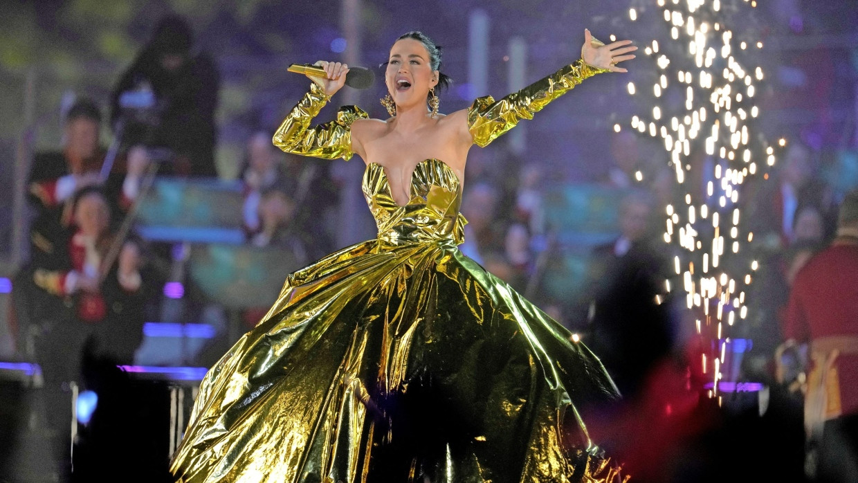 Von wegen keine Stars: Katy Perry trat im goldenen Kleid auf.