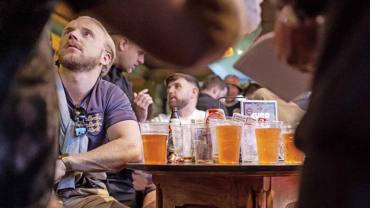 Allzeit das Spiel im Blick. In einem Frankfurter Pub sehen sich Engländer und Schotten gemeinsam die Partie der Briten gegen die serbische Nationalmannschaft an.