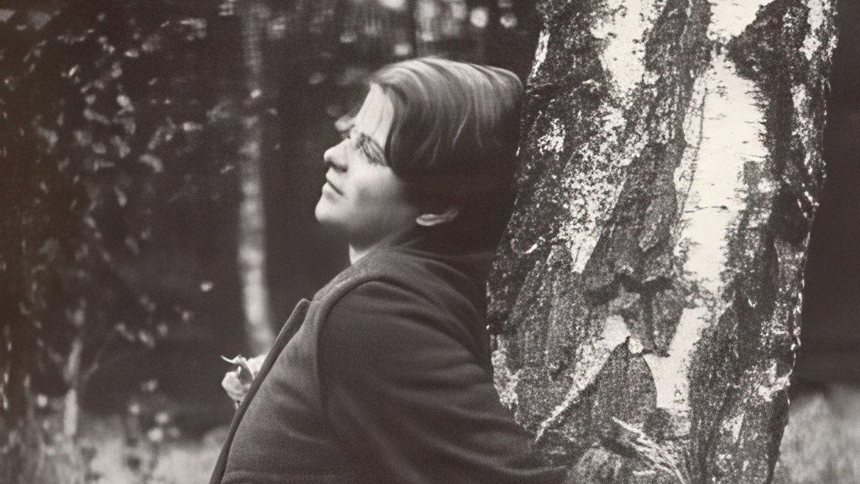 „Manchmal wäre ich gerne ein Baum, oder eine Baumrinde“, schrieb Sophie Scholl an eine Freundin. Das Bild zeigt sie im Jahr 1941.